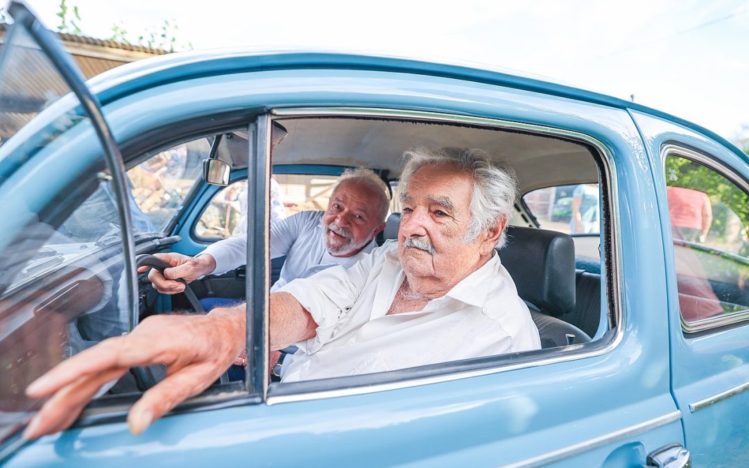 25.01.2023_-_Encontro_com_o_ex-presidente_da_República_Oriental_do_Uruguai,_José_Mujica,_e_com_Lucía_Topolasnky_(52649903435)